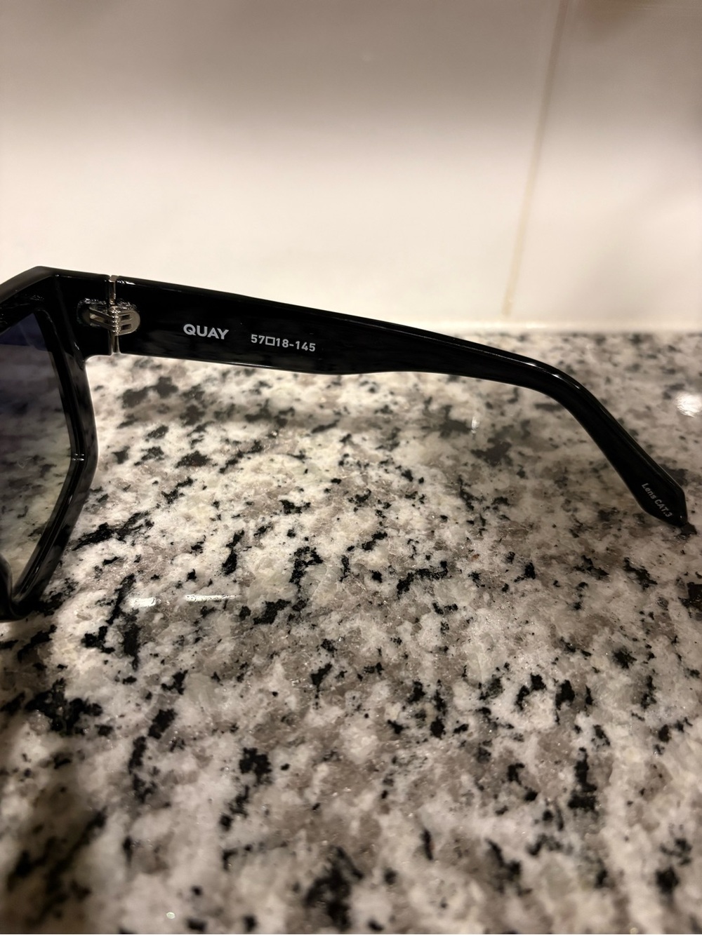 Quay Get in Line Oversized Gradient Sunglasses - Black Frame,Gradient Lenses EUC - Picture 7 of 10